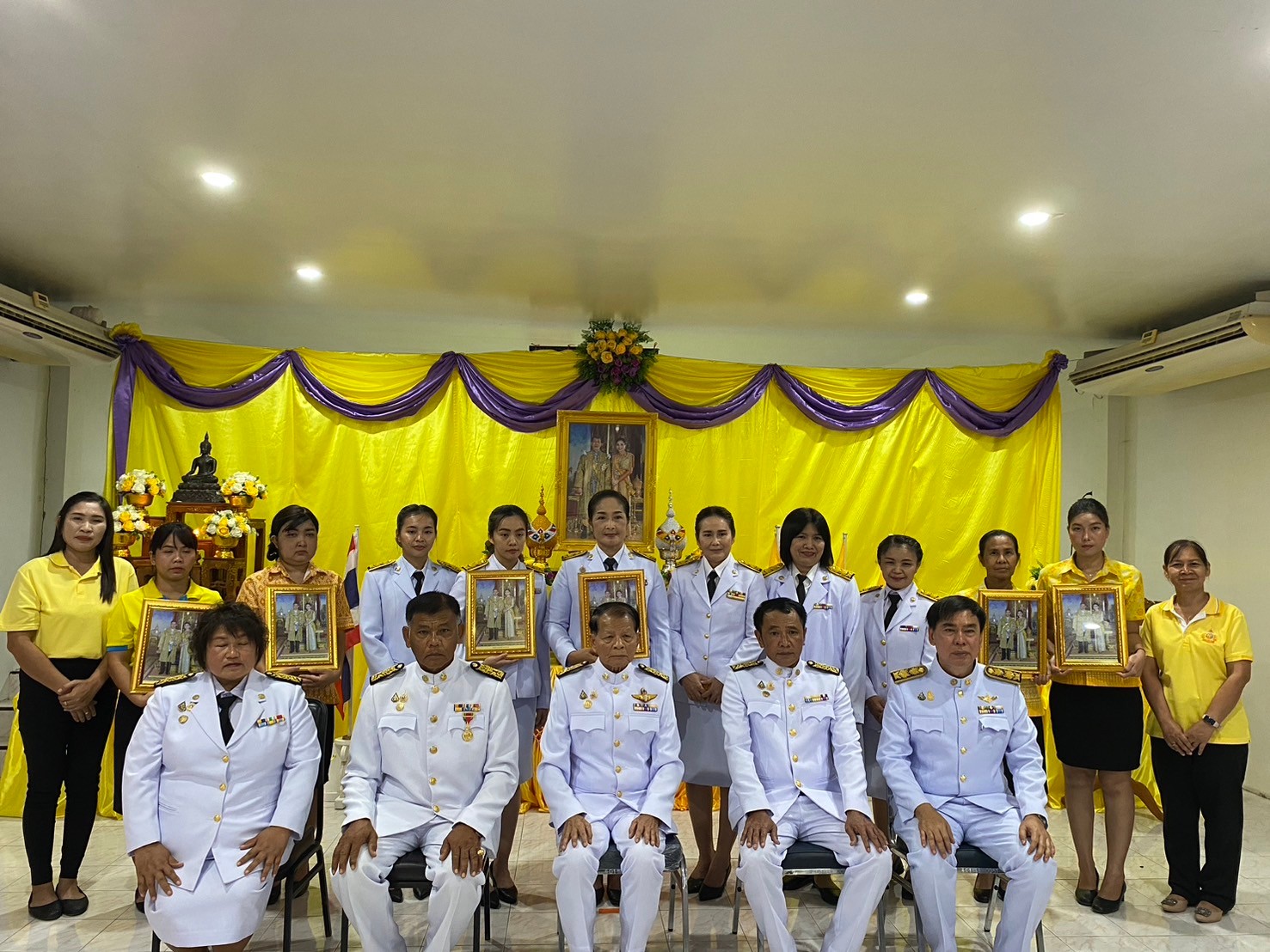 พิธีรับพระราชทานพระบรมฉายาลักษณ์ พระบาทสมเด็จพระเจ้าอยู่หัวที่ฉายกับสมเด็จพระนางเจ้า ฯ พระบรมราชินี